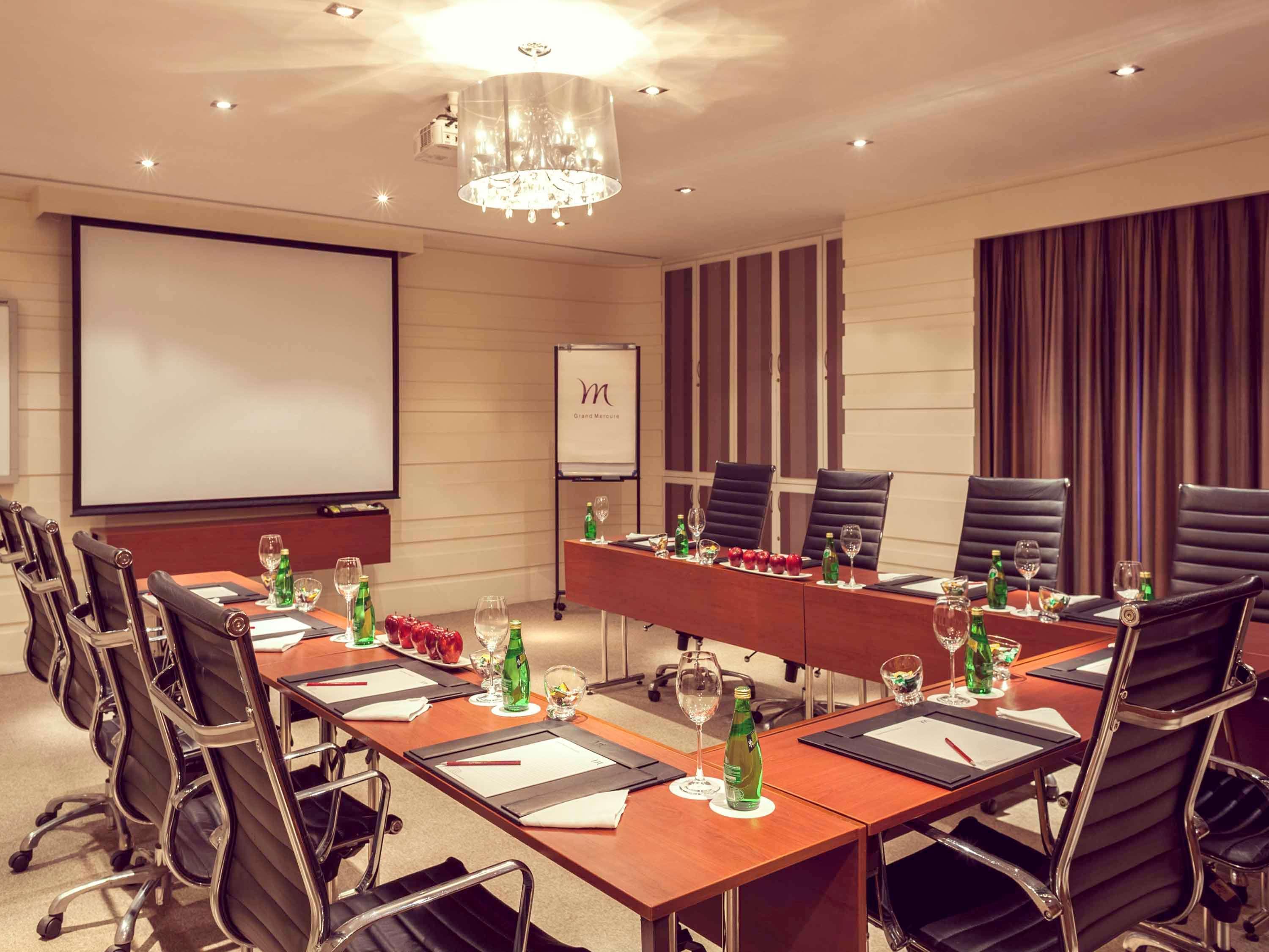 Grand Mercure Vadodara Surya Palace Εξωτερικό φωτογραφία