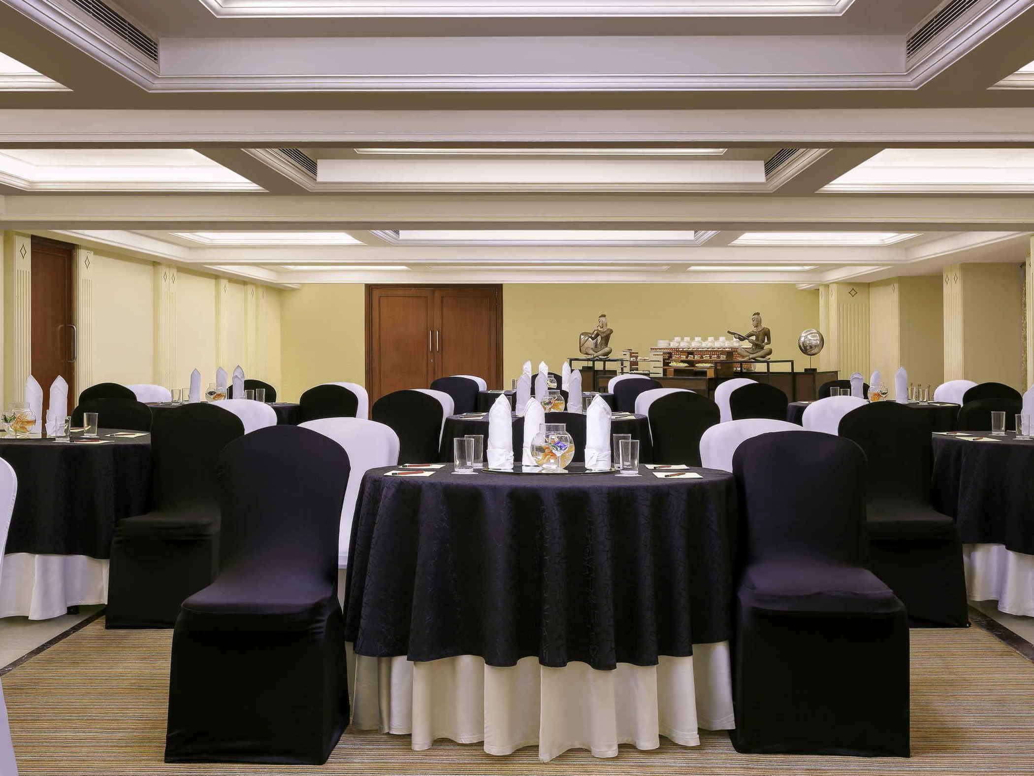 Grand Mercure Vadodara Surya Palace Εξωτερικό φωτογραφία