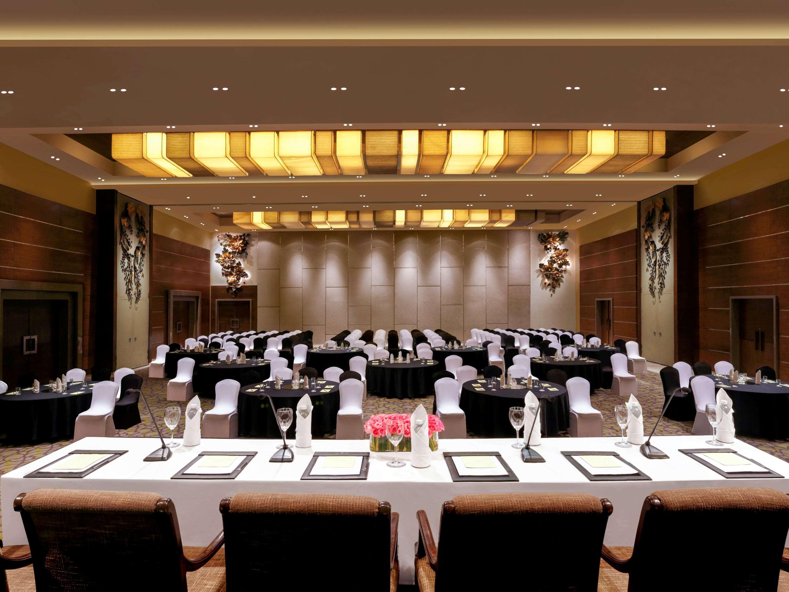 Grand Mercure Vadodara Surya Palace Εξωτερικό φωτογραφία