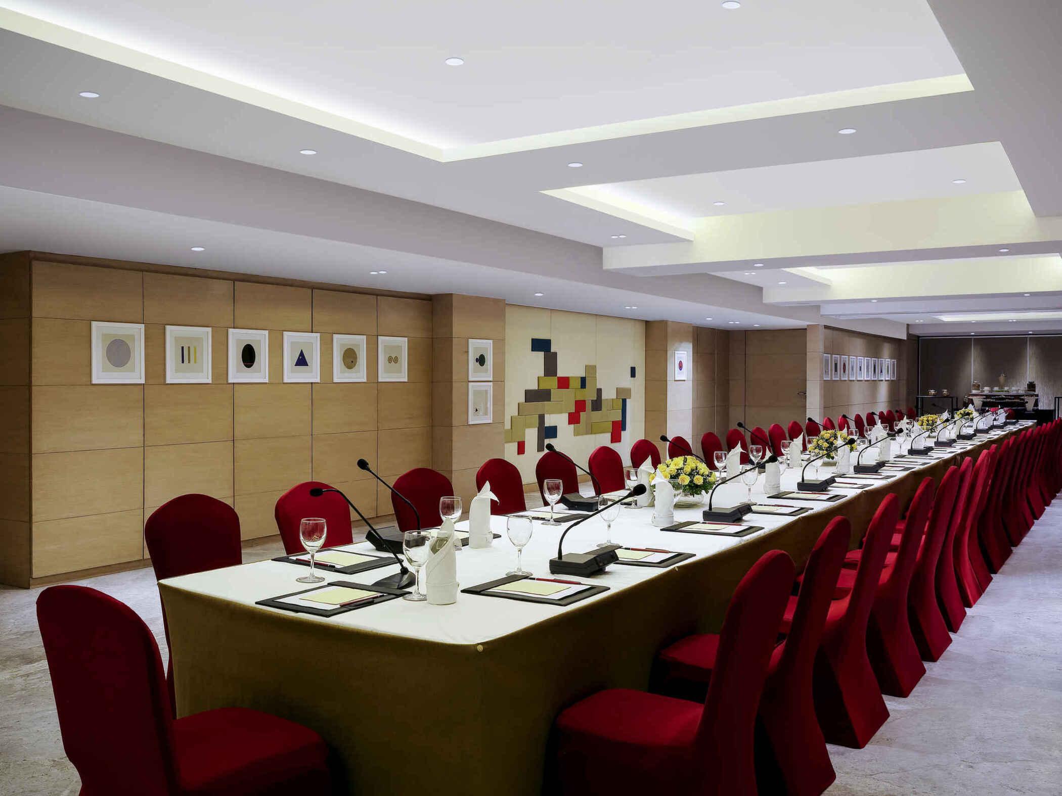 Grand Mercure Vadodara Surya Palace Εξωτερικό φωτογραφία