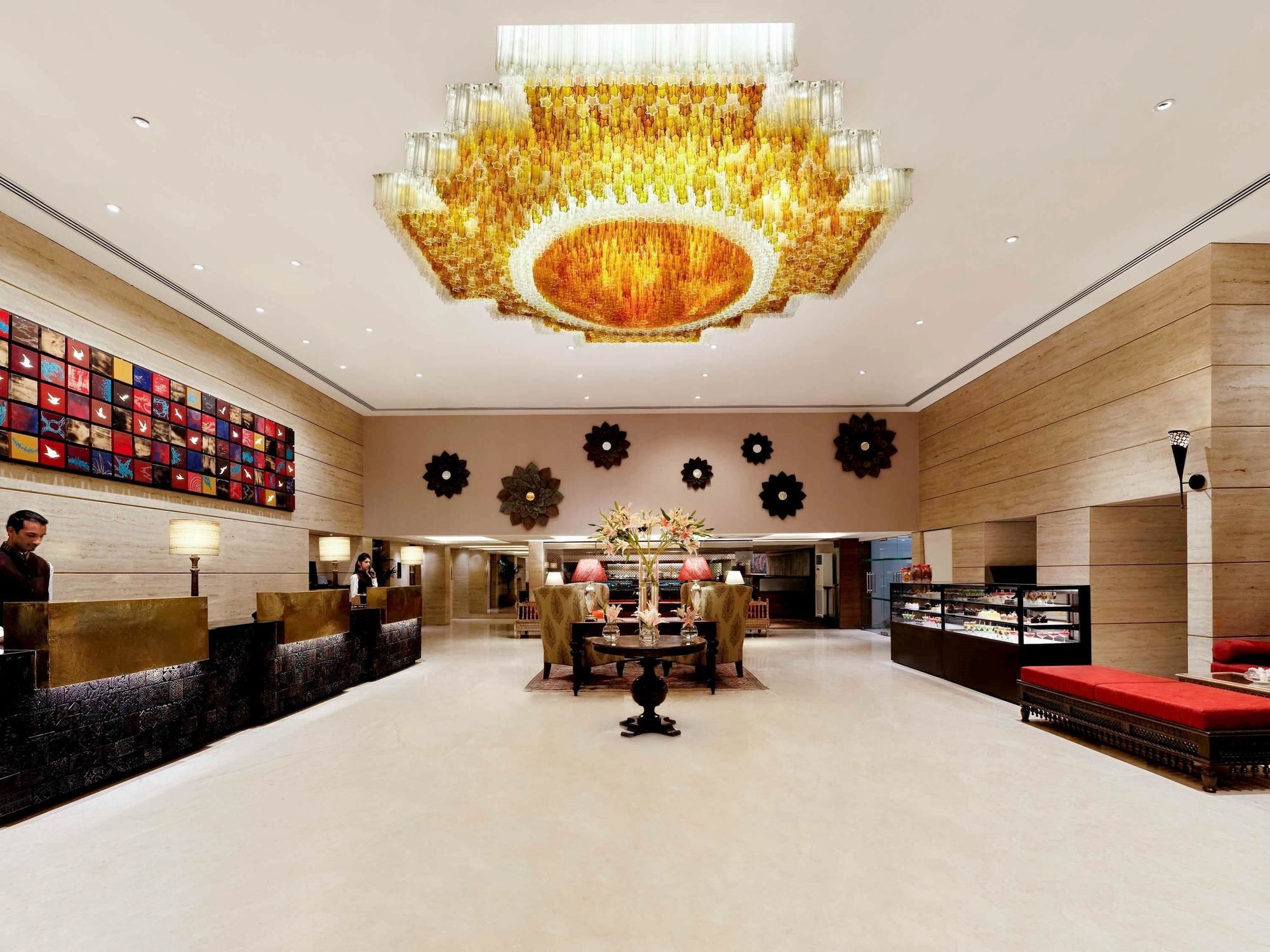 Grand Mercure Vadodara Surya Palace Εξωτερικό φωτογραφία