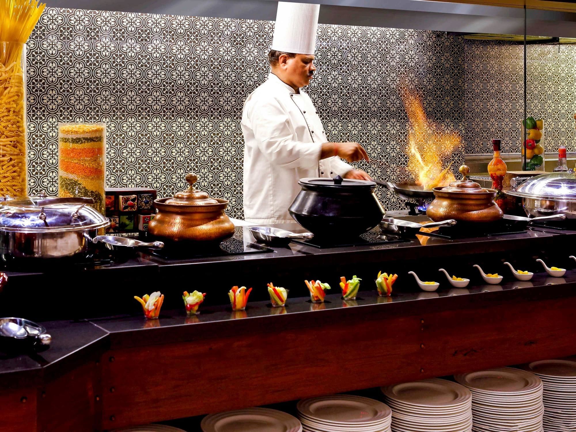 Grand Mercure Vadodara Surya Palace Εξωτερικό φωτογραφία
